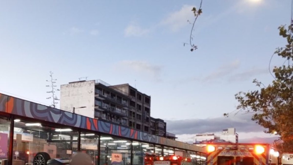 El vehículo se impactó contra una parte de una estación del Trolebús.