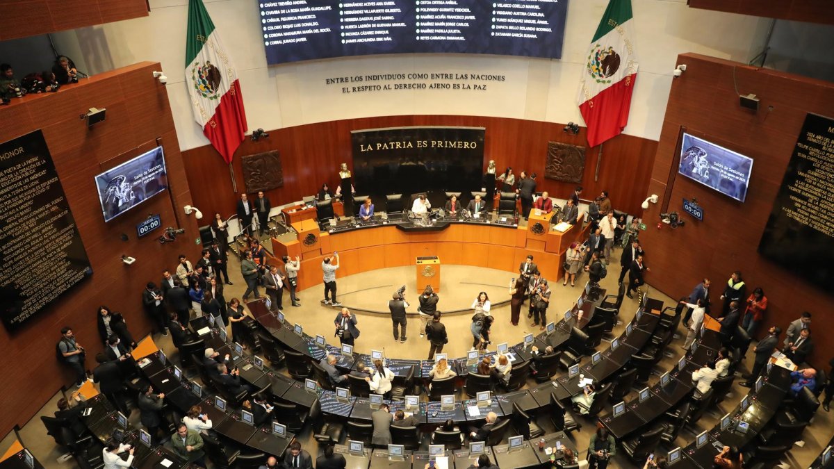 Fotografía que muestra a los asistentes de una sesión en el Senado de la República en Ciudad de México (México).