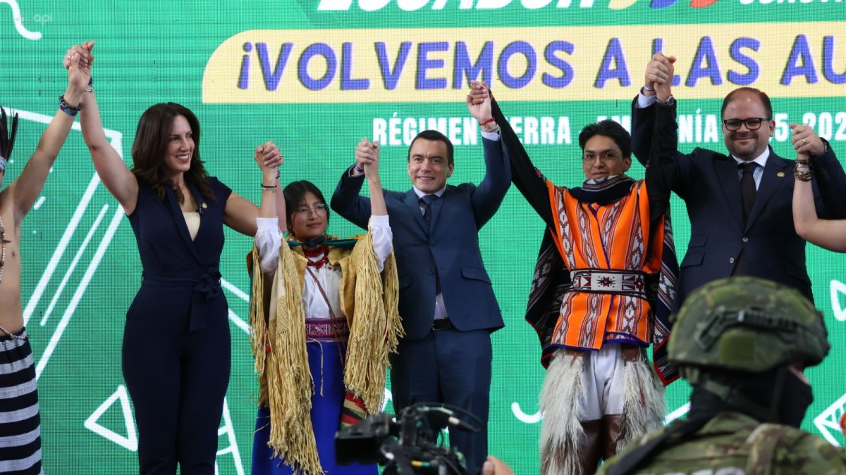 Daniel Noboa asistió a la inauguración del año lectivo en el colegio Juan Montalvo, en Quito.