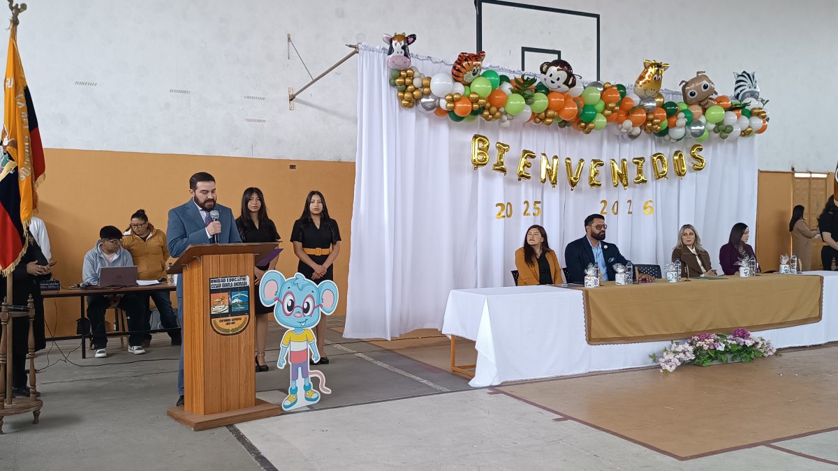 En la Unidad Educativa César Dávila Andrade se llevó a cabo el evento de inauguración del nuevo año escolar en Cuenca.