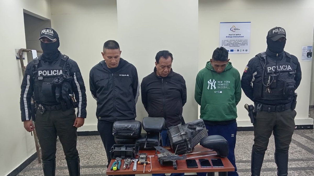 En otro operativo en Cotocollao, la Policía aprehendió a tres ciudadanos por el presunto robo de accesorios.
