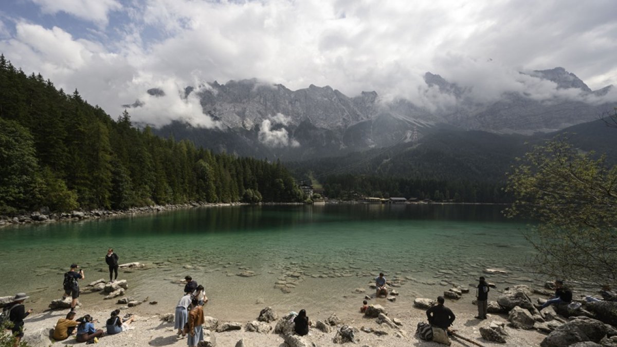 Los turistas disfrutan de la vista sobre el lago Eibsee, Grainau, cerca de Garmisch-Partenkirchen, en el sur de Alemania, el 22 de agosto de 2025.