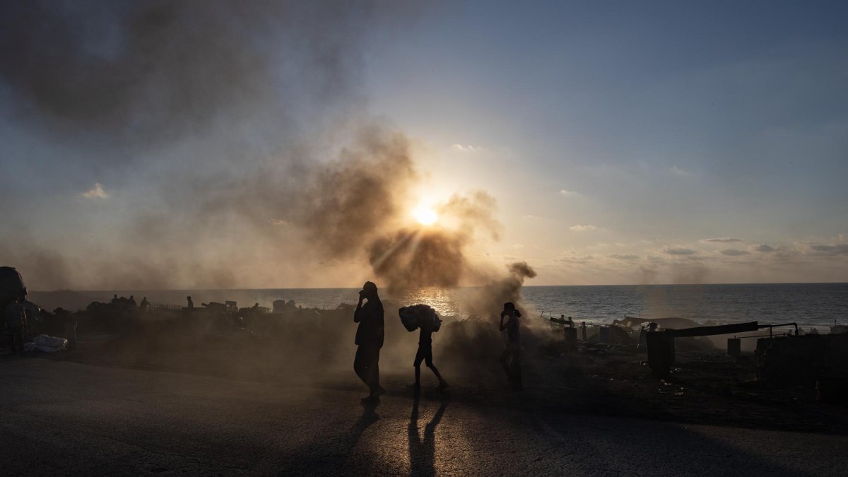 Palestinos desplazados del norte de la Franja de Gaza huyen con sus pertenencias por la calle Al-Rasheed, al oeste de la ciudad de Gaza, el 1 de septiembre de 2025.