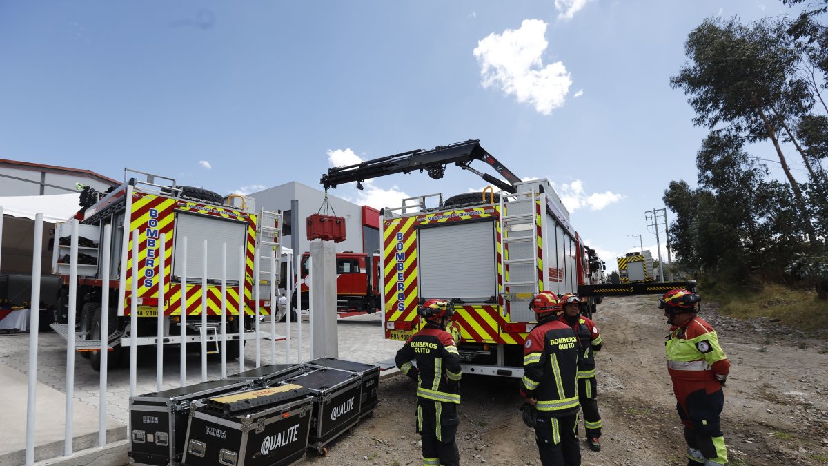Personal de Bomberos de Quito recibe nuevos trajes, guantes y botas para la temporada forestal en Calderón.