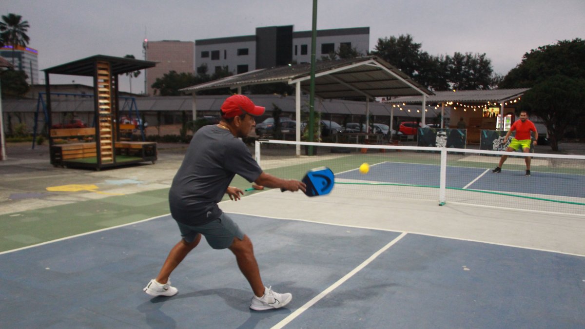 Pickleball Guayaquil Complex, en la ciudadela Kennedy Norte congrega a esta nueva comunidad que está en crecimiento y que llena de deportes las noches.