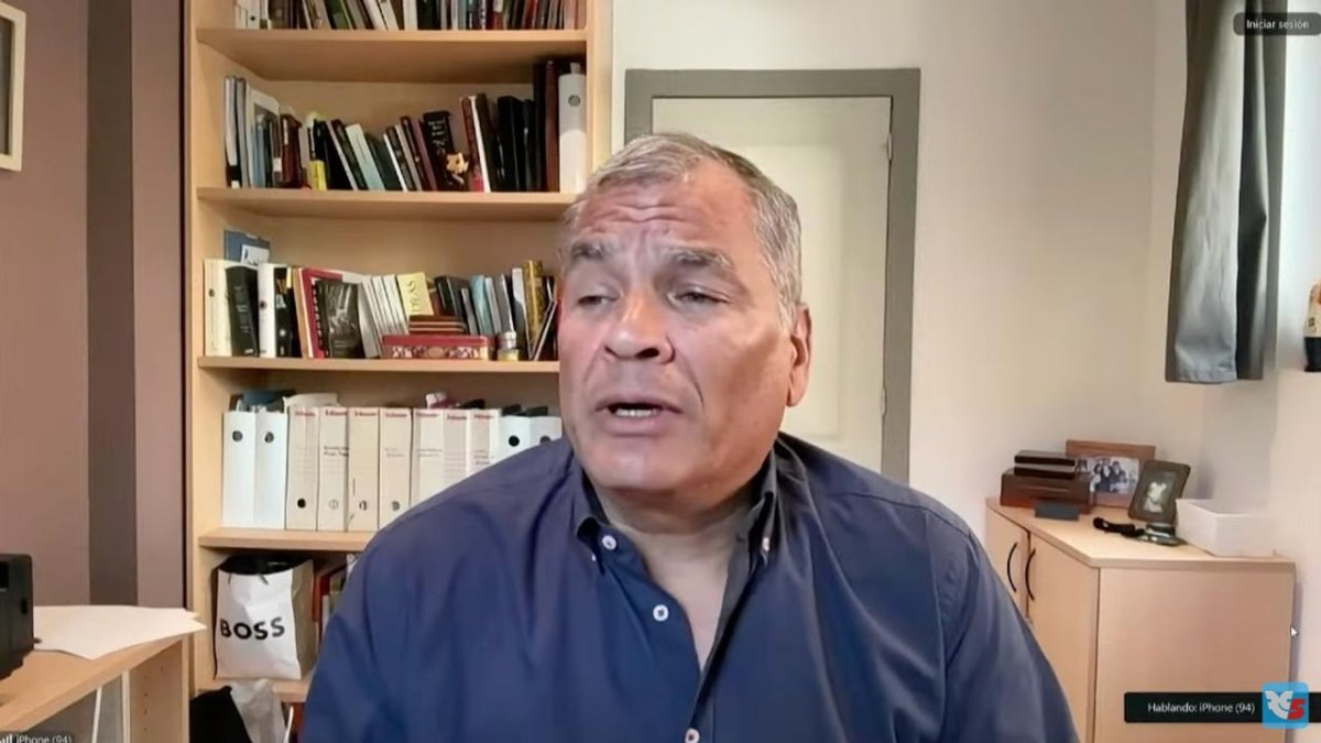 La mayor parte de la transmisión fue Rafael Correa defendiendo la teoría de la tinta transferible.