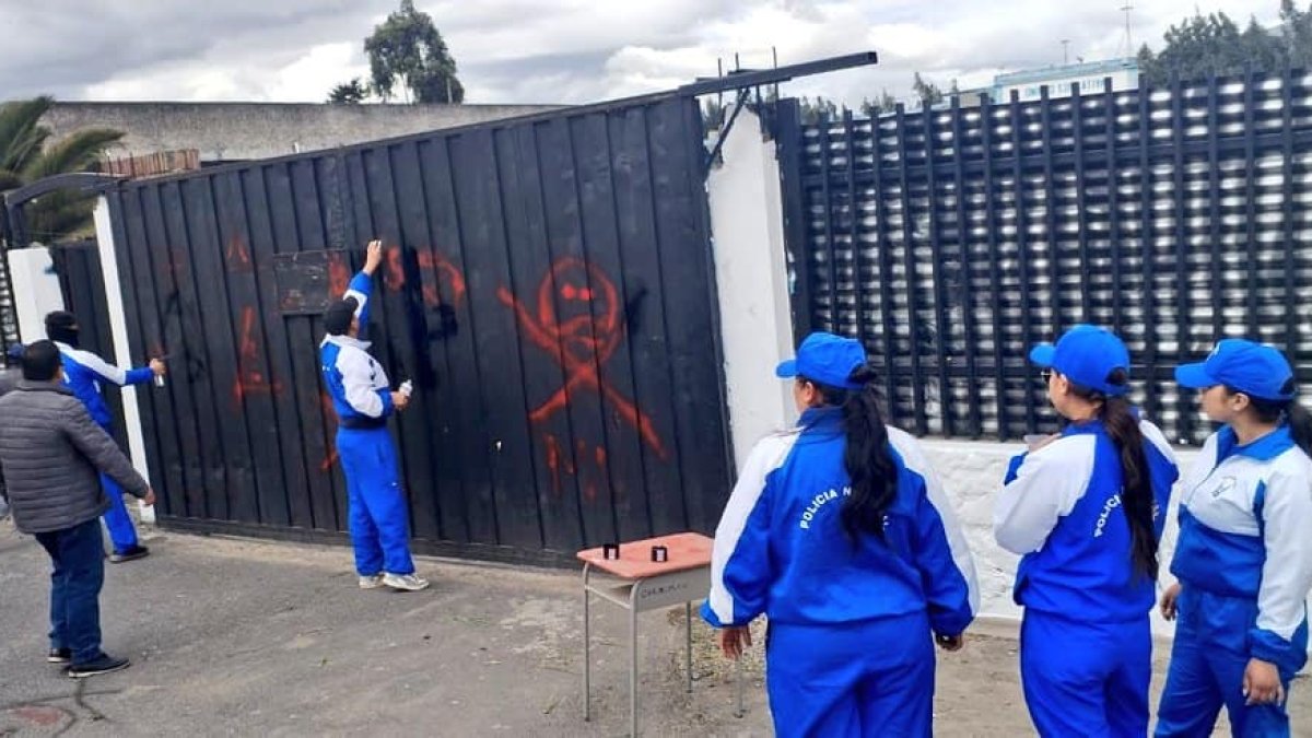 En la minga de recuperación de la Unidad Educativa.