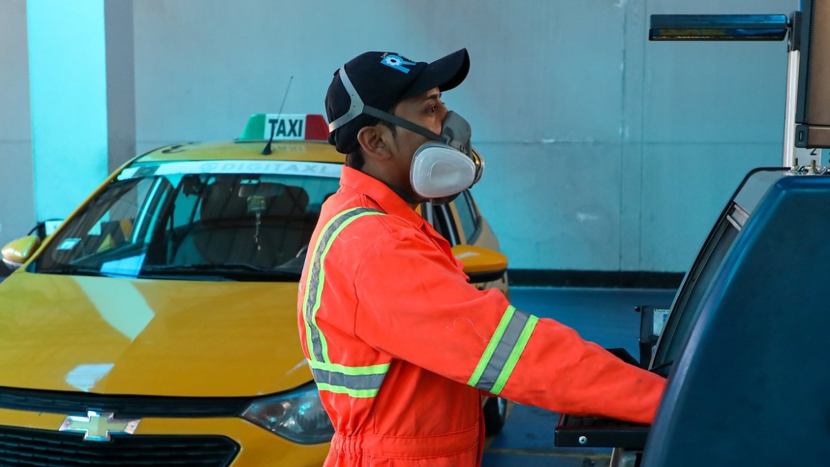 En Quito, seis centros de revisión técnica vehicular están habilitados para realizar el trámite de los automotores.