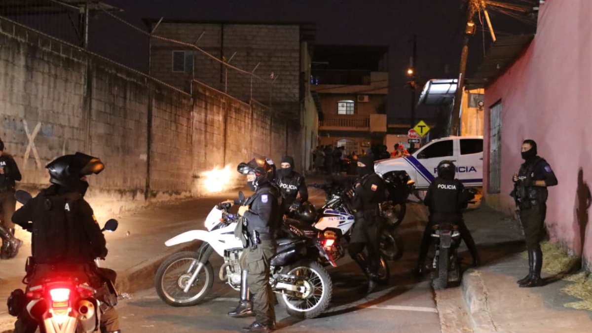 Agentes policiales acudieron al sitio del ataque.