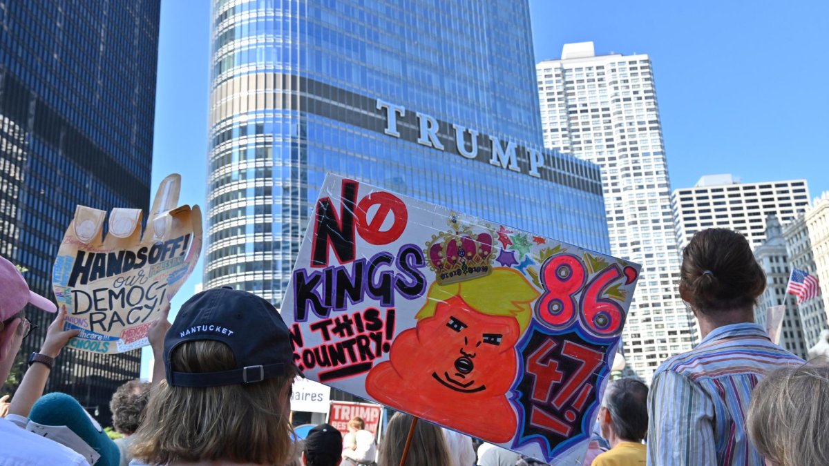 Manifestantes levantan pancartas durante una protesta frente a la Torre Trump en Chicago, Illinois (EE.UU.), el 1 de septiembre de 2025.