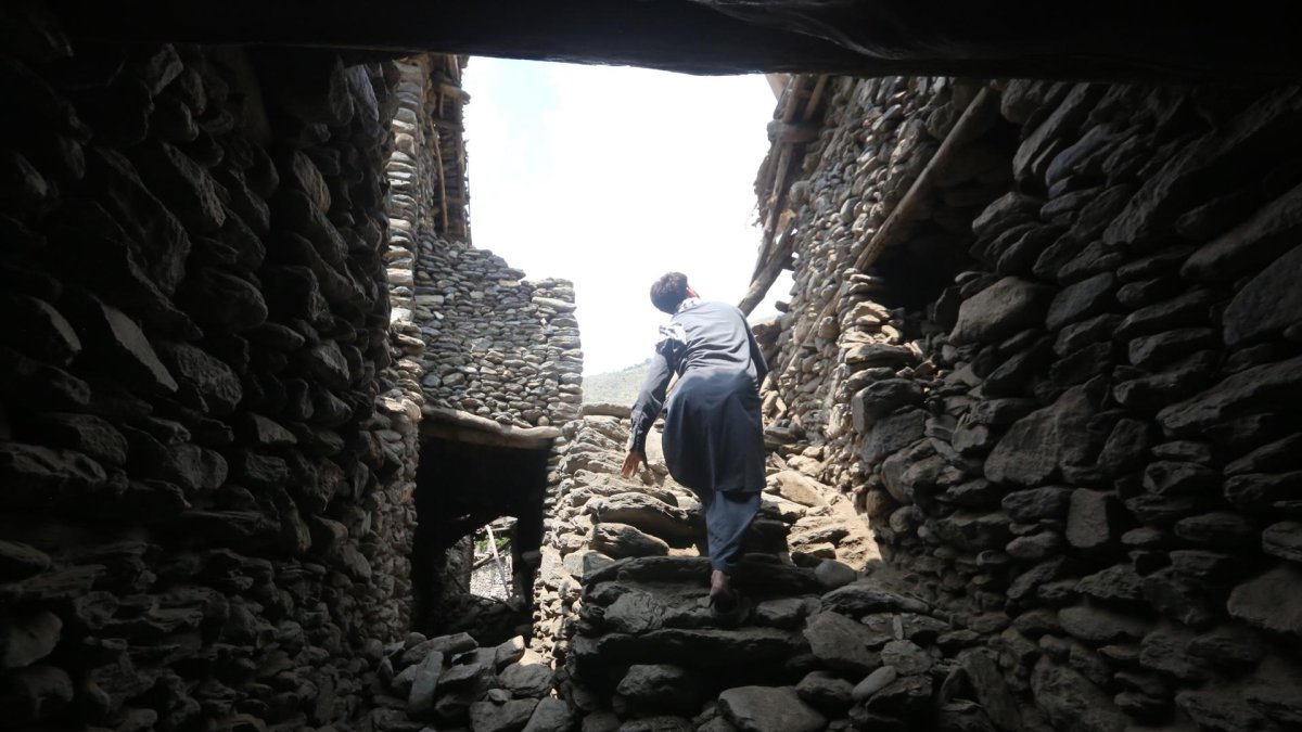 Una persona abandona los cimientos de un estructura afectada tras el terremoto de la noche del domingo.