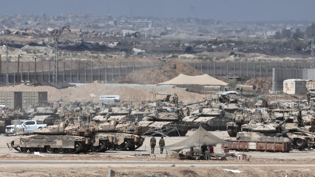 Soldados israelíes con vehículos militares se reúnen en una posición cerca de la valla fronteriza con la Franja de Gaza el 2 de septiembre de 2025.