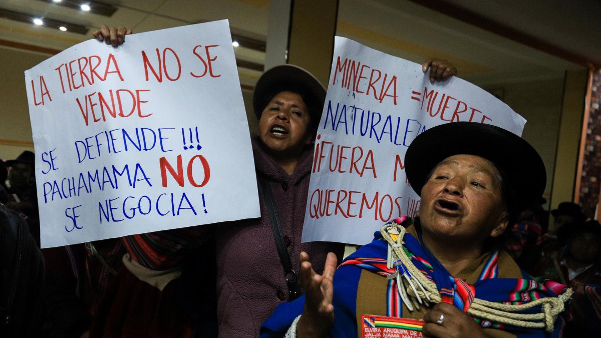 Mujeres aimaras sostienen carteles durante una manifestación este lunes, 1 de septiembre de 2025, en la alcaldía de Viacha (Bolivia).