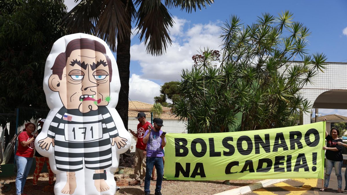 Integrantes de movimientos sociales se manifiestan contra el expresidente de Brasil Jair Bolsonaro este martes, 2 de septiembre de 2025, en Brasilia (Brasil).