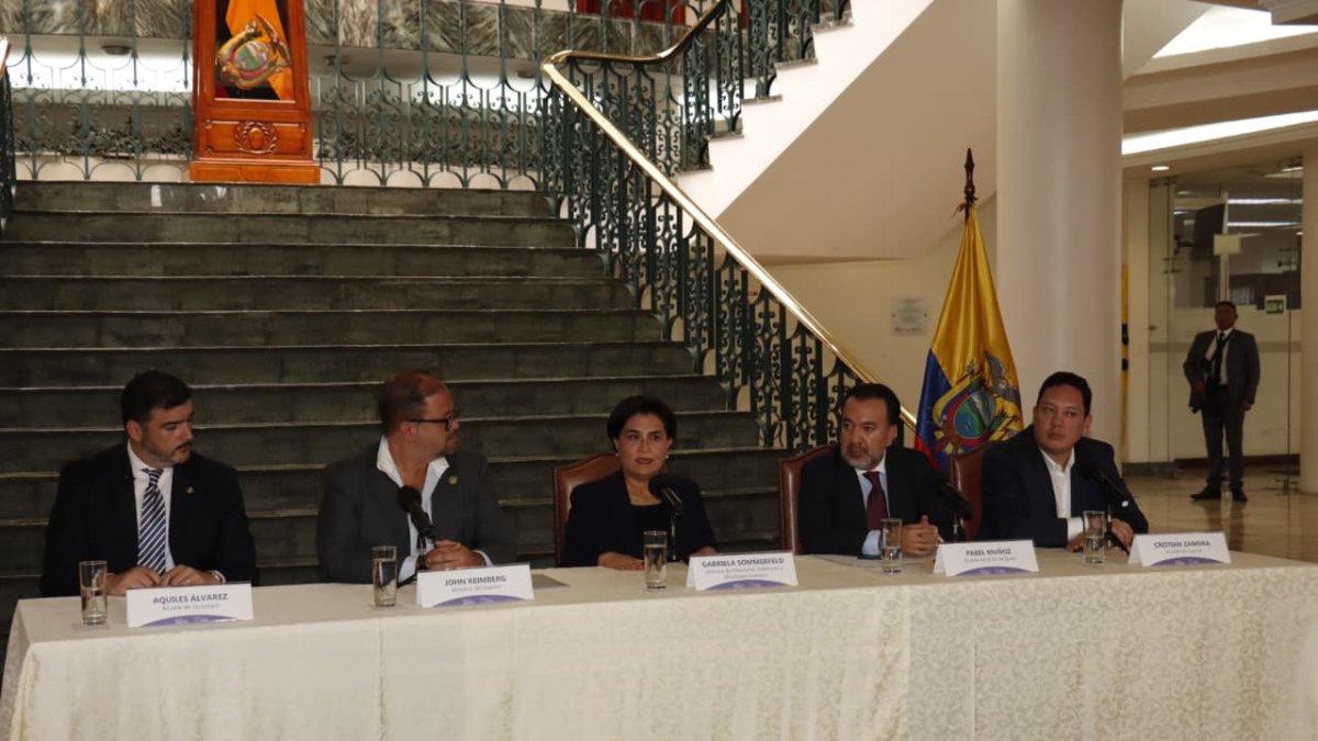 Los alcaldes de tres ciudades del país se reunieron en Quito con autoridades del Gobierno central.