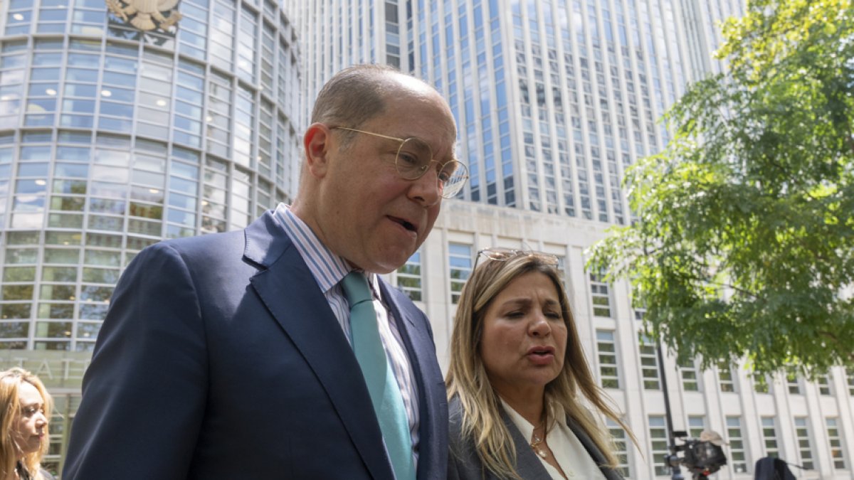 Alexei Schacht junto a Enma Oreguel abogados del narcotraficante José Adolfo Macías Villamar, alias 'Fito'.