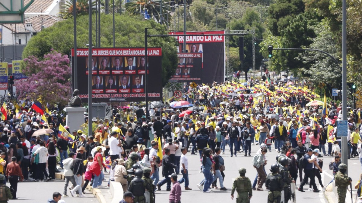 El 12 de agosto de 2025, el presidente Daniel Noboa fue parte de una marcha que se dirigió a la Corte Constitucional.