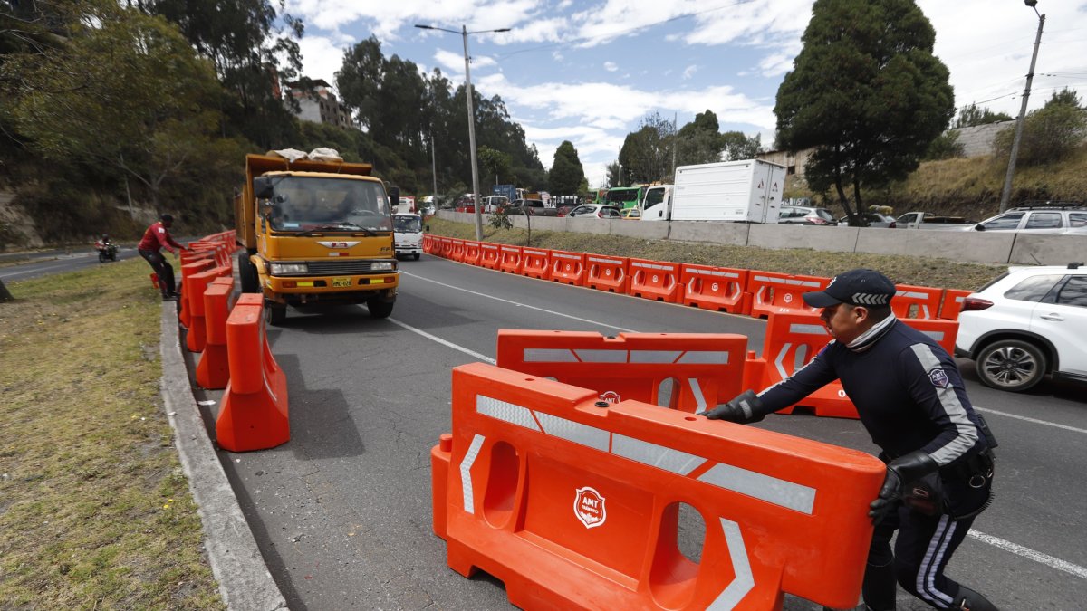 Las barreras jersey se colocaron a lo largo de la av. Simón Bolívar.