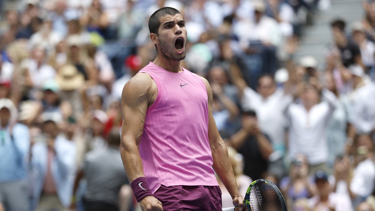 Carlos Alcaraz se mostró contundente al liquidar por 6-4, 6-2 y 6-4 al checo Jiri Lehecka.
