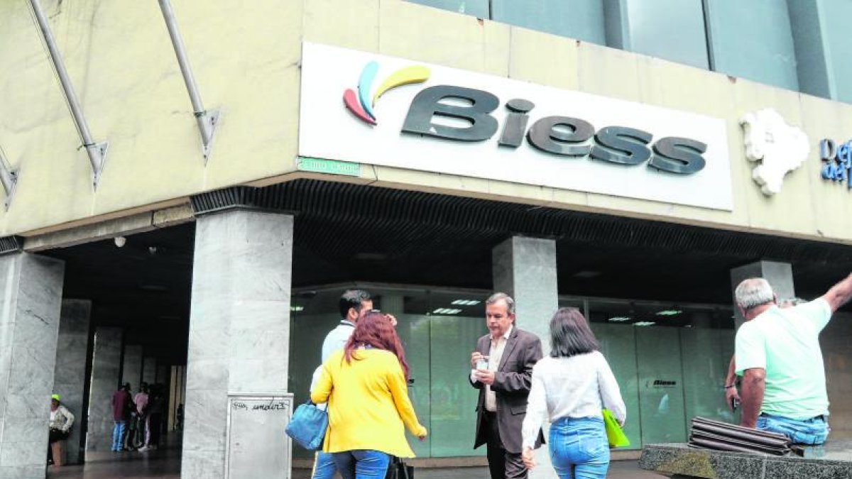 Ente. El dinero que los afiliados aportan al IESS es administrado y controlado por el Biess, el banco de esa entidad.