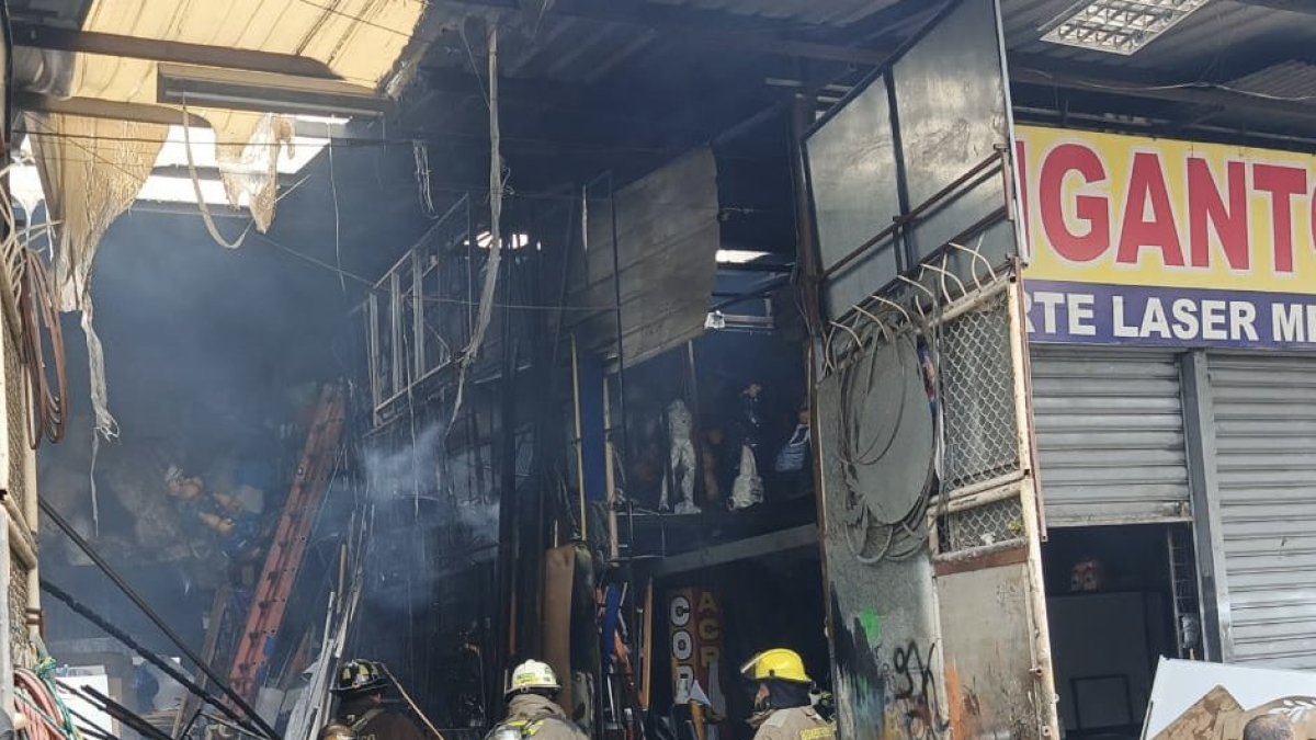 Bomberos sofocaron las llamas en un taller ubicado en las calles 6 de Marzo y Francisco de Marcos, en el centro de Guayaquil.