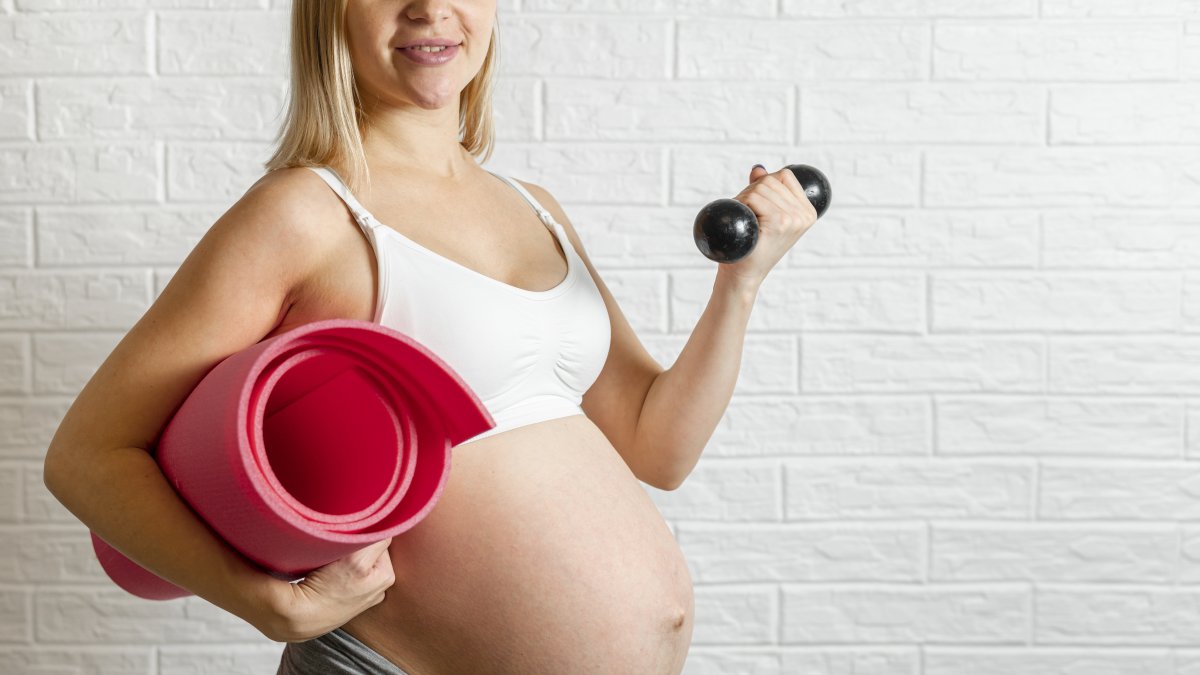 ¿Tu médico te dio el visto bueno? Te contamos todo sobre el entrenamiento de fuerza prenatal