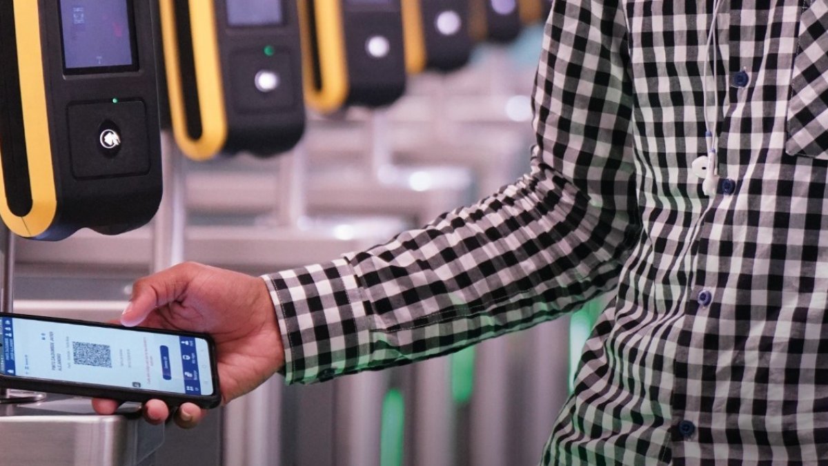 Los usuarios pueden descargar la aplicación del Metro de Quito para pagar la tarifa y viajar en el sistema.