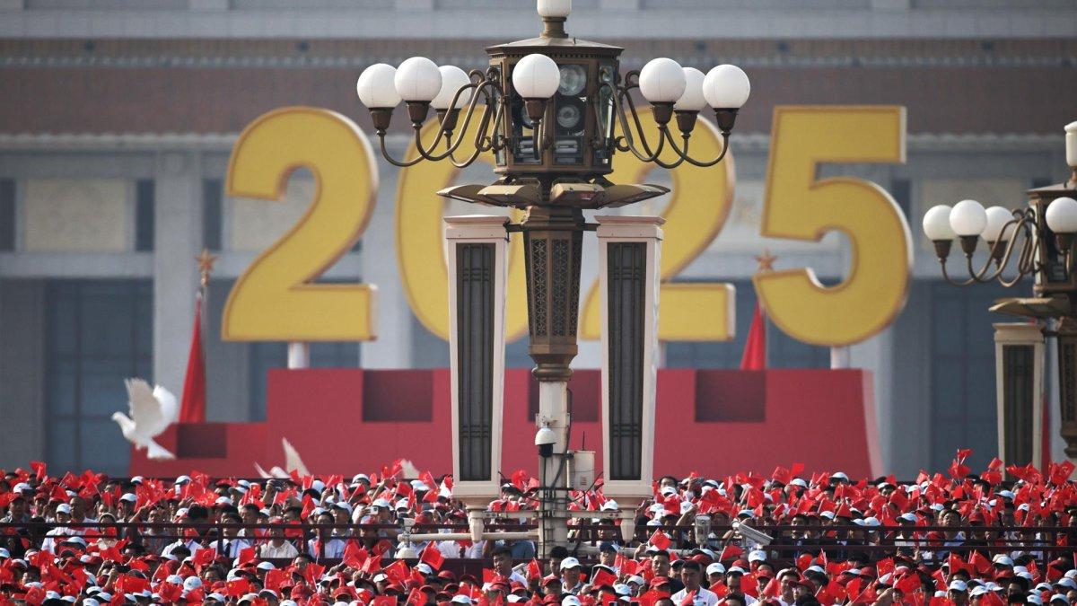 Grada con personas que asisten al desfile militar que marca el 80º aniversario del final de la Guerra Sino-Japonesa en Pekín, el 3 de septiembre de 2025.
