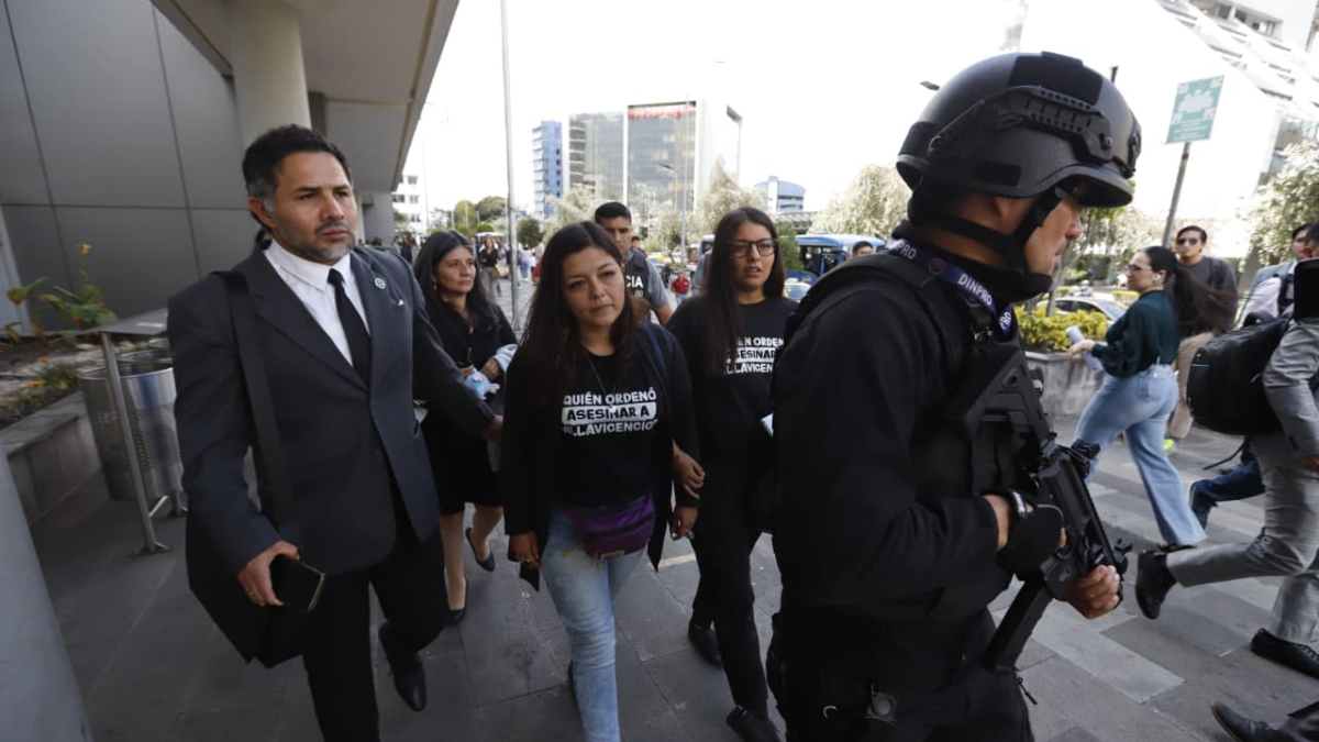 Hijas de Fernando Villavicencio saliendo de la audiencia.