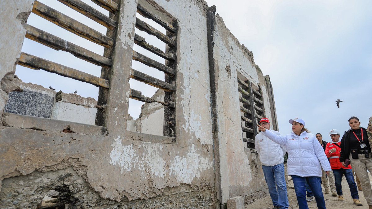 Dina Boluarte (c), durante una visita a las ruinas de la cárcel de El Frontón, en la isla El Frontón (Perú).