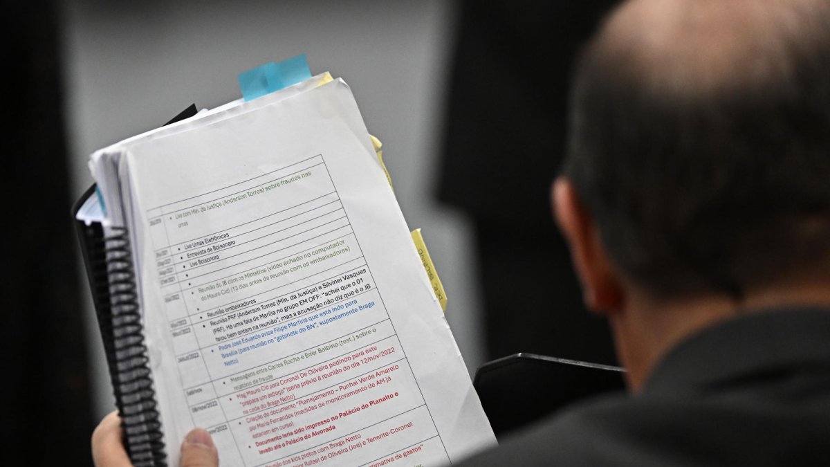 El abogado del expresidente de Brasil Jair Bolsonaro, Celso Vilardi, revisa documentos durante el juicio en el Supremo Tribunal Federal en Brasilia (Brasil).