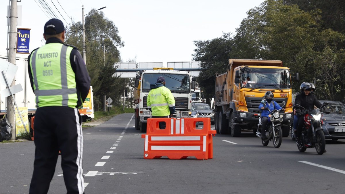 AMT refuerza operativos para controlar el exceso de velocidad en vías de alta siniestralidad.