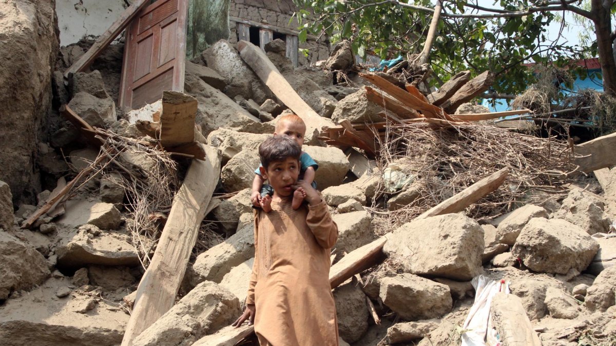 Niños afganos entre los restos de una casa dañada, después del terremoto al este de Afganistán el 3 de septiembre de 2025.