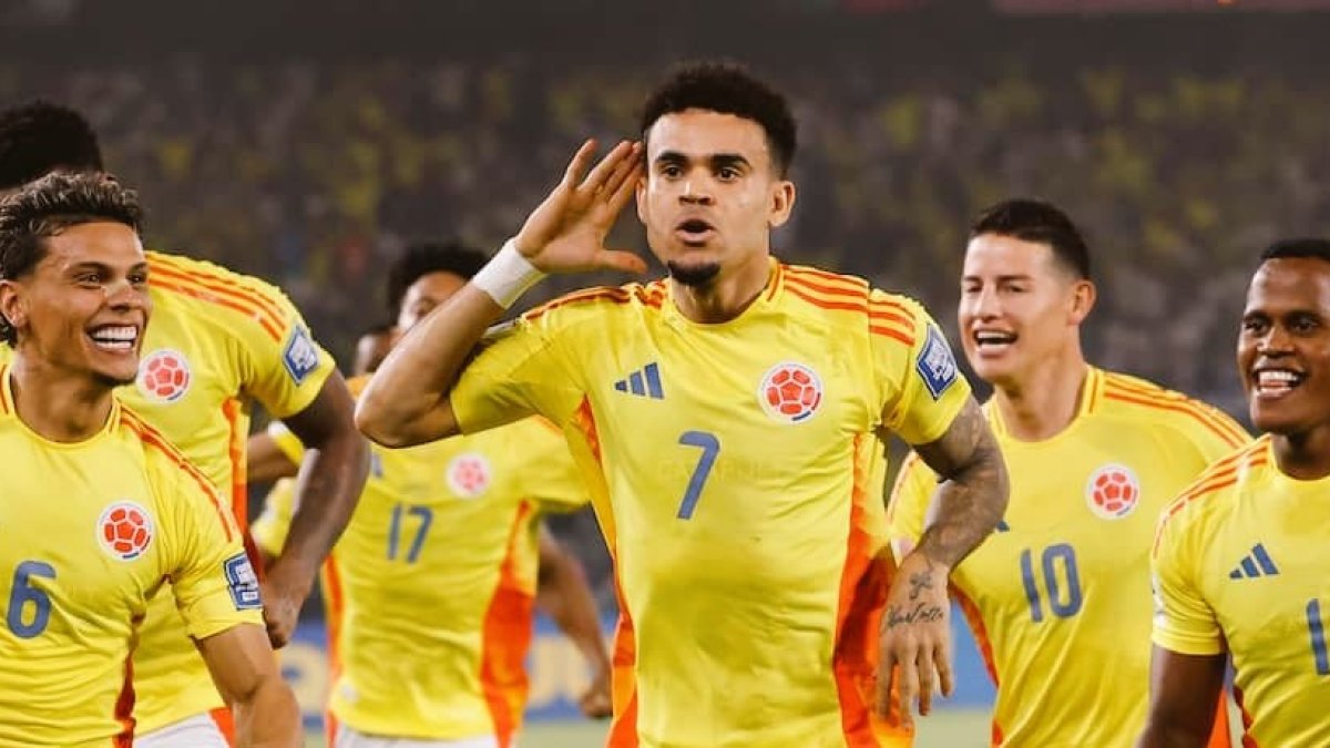 Luis Díaz (c) es la actual estrella internacional de Colombia.