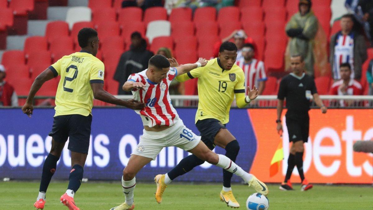 El delantero paraguaya Álex Arce (18) intenta escapar de la marca de los ecuatorianos Félix Torres (i) y Gonzalo Plata en el cotejo disputado en Quito el año pasado.