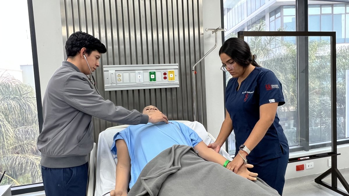 En la UEES, los estudiantes de Medicina practican en la Clínica de Simulación, en maniquíes médicos de realismo.