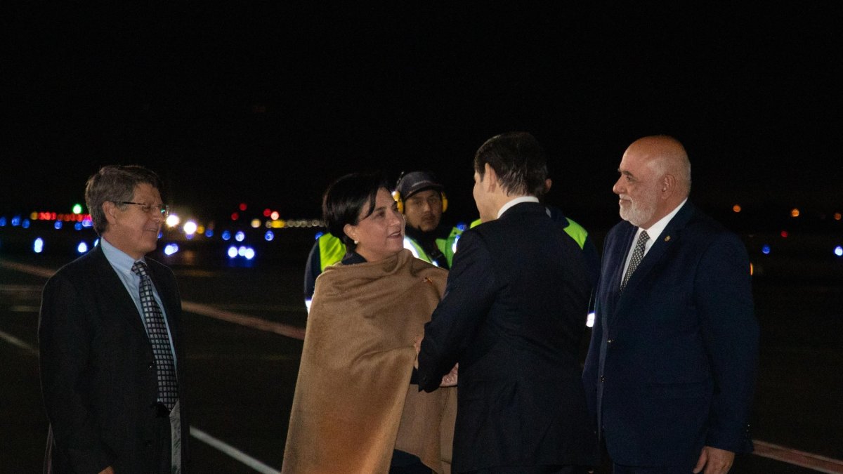 La canciller de Ecuador, Gabriela Sommerfeld, recibió al secretario de Estado de EE. UU., Marco Rubio, a su llegada a Quito la noche del miércoles 3 de septiembre.