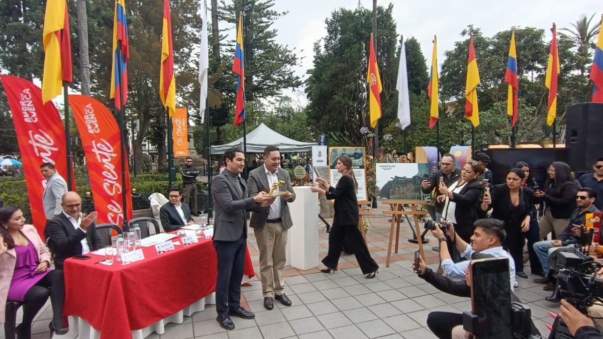 En Cuenca se instalará el monumento 'El Revólver Anudado' tras su declaratoria de Embajadora de la No Violencia.