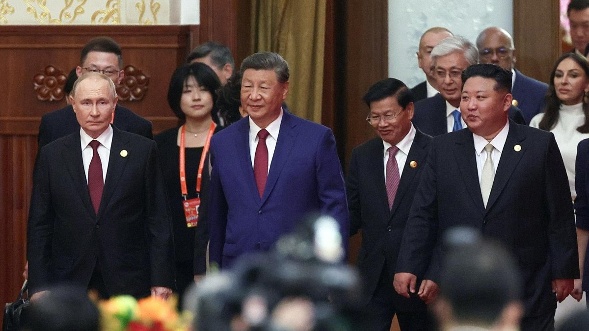 Los presidentes de China, Xi Jinping (C), Rusia, Vladímir Putin (I), y Corea del Norte, Kim Jong-un, este miércoles en Pekín.