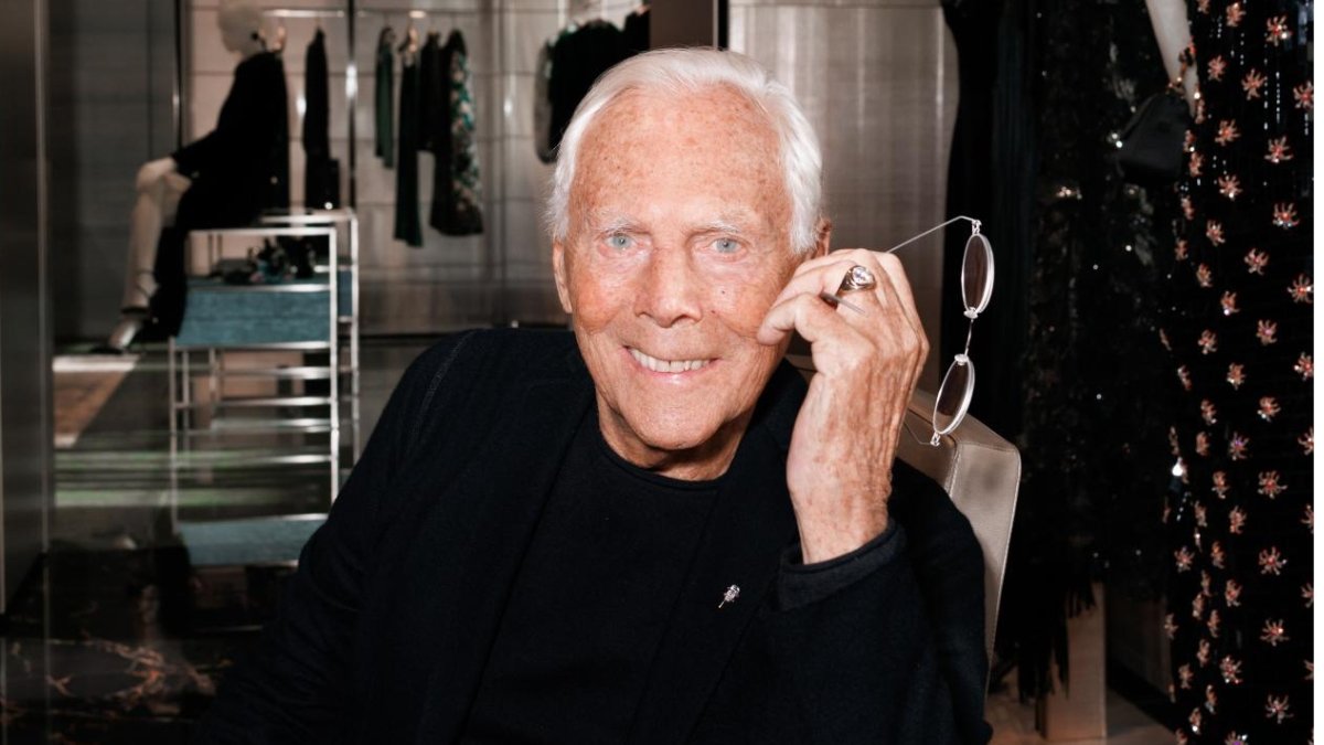 Giorgio Armani, icónico diseñador italiano, falleció a los 91 años. El mundo de la moda y el deporte lamenta su pérdida.