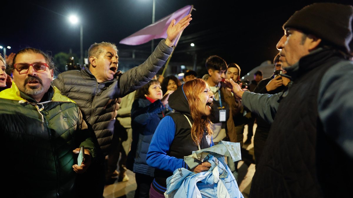 Opositores y simpatizantes del presidente de Argentina, Javier Milei, se enfrentan durante el cierre de campaña este miércoles 3 de septiembre de 2025, en Moreno (Argentina).