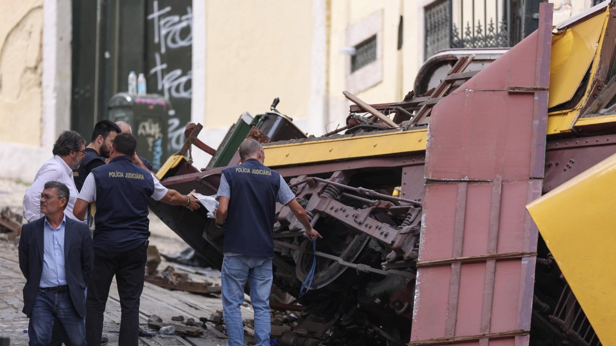 Investigadores trabajan en el lugar del siniestro del funicular de Lisboa.