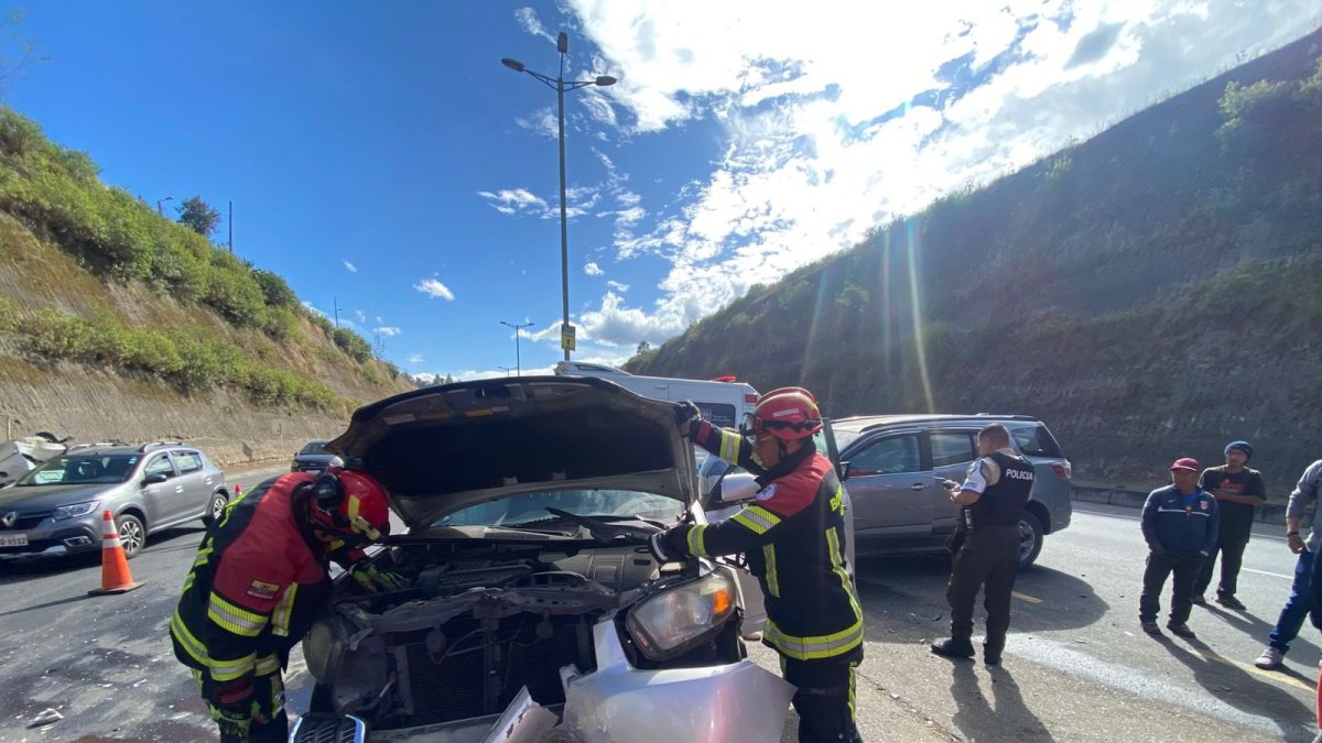 Bomberos de Quito atendió una emergencia por un siniestro de tránsito en el sector de San Rafael, Yaruquí.