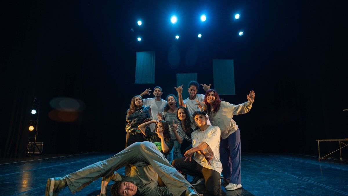 Al equipo de La Cinta Corta le tomó cuatro meses de trabajo y diez días de residencia montar ‘Asfalto’ que pone a ocho artistas en escena.