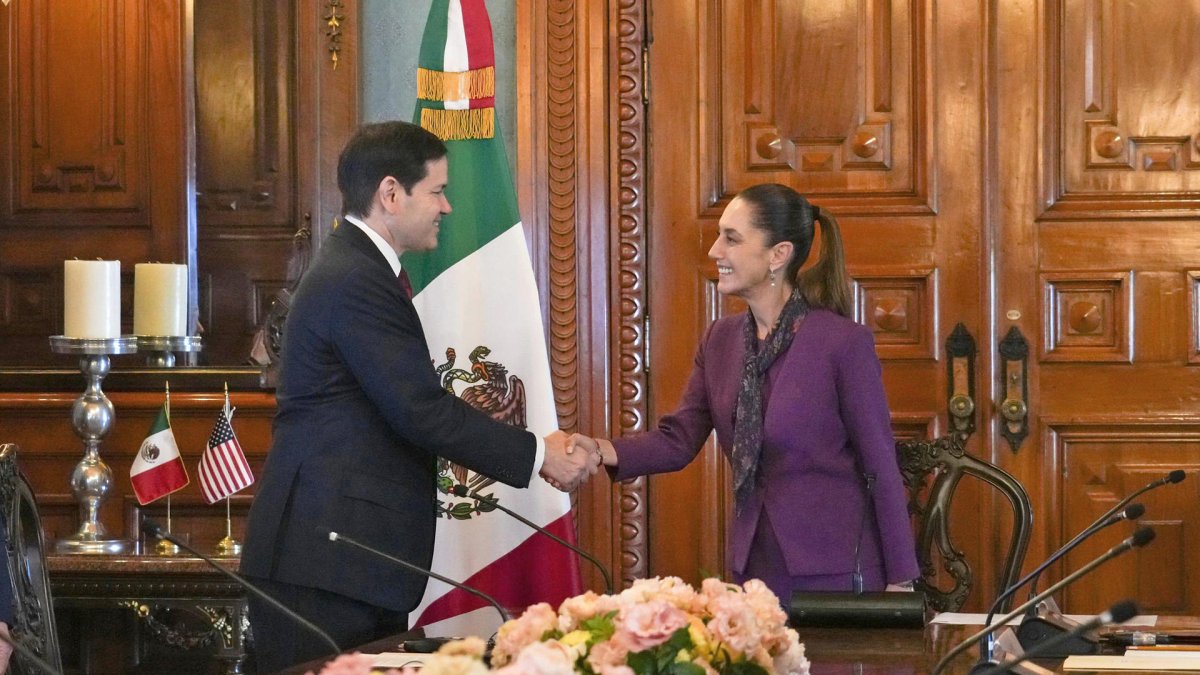 Claudia Sheinbaum (d), saludando al secretario de Estado estadounidense, Marco Rubio (i), en el Palacio Nacional de la Ciudad de México.