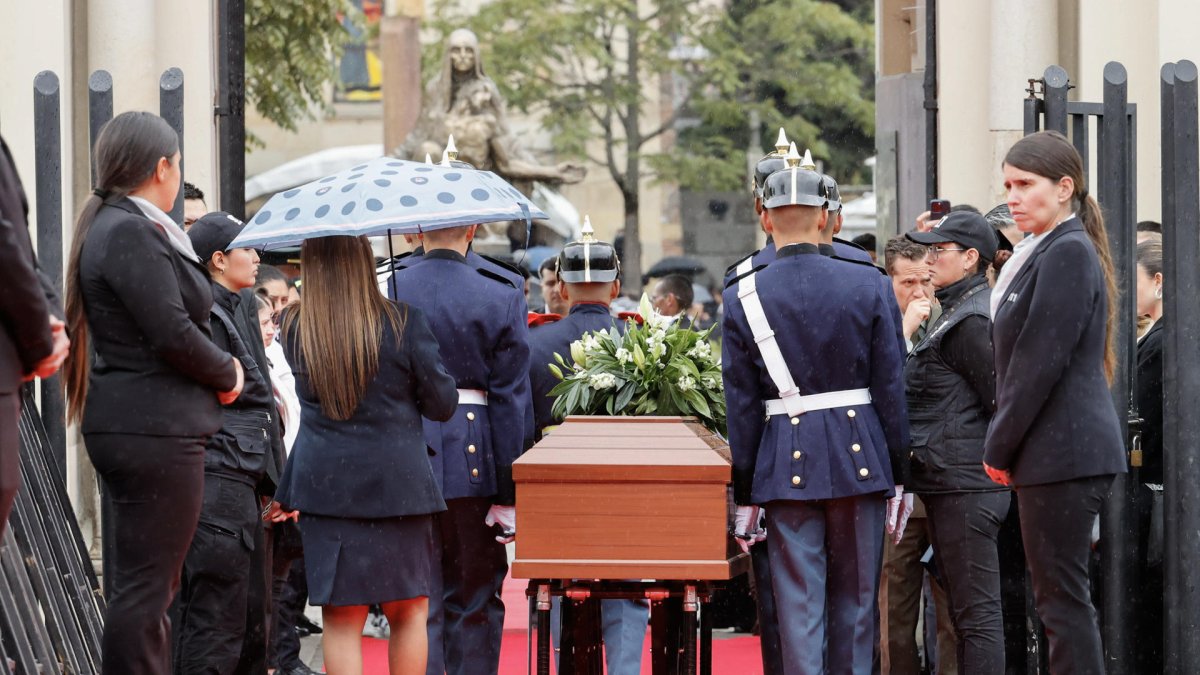 Féretro del fallecido senador y precandidato presidencial Miguel Uribe Turbay a su llegada al Cementerio Central en Bogotá (Colombia).