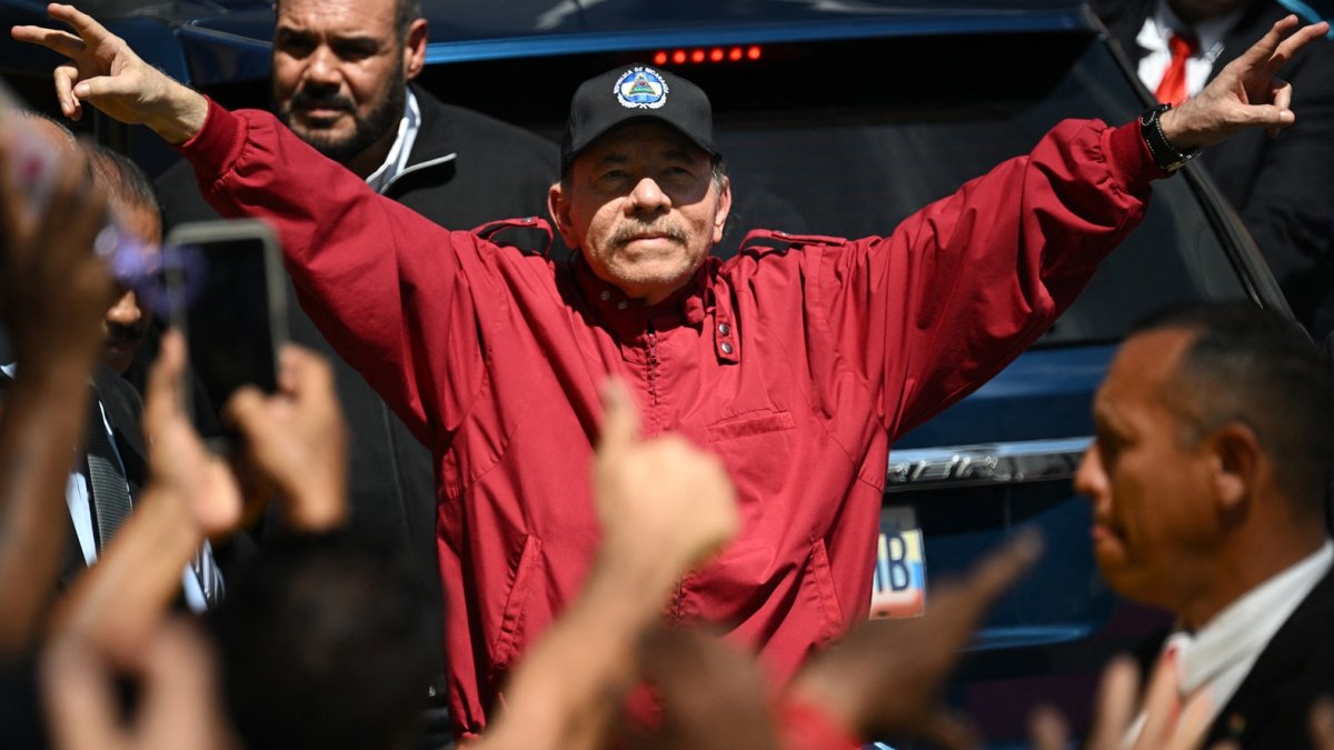 El presidente de Nicaragua, Daniel Ortega, hace un gesto a la multitud.