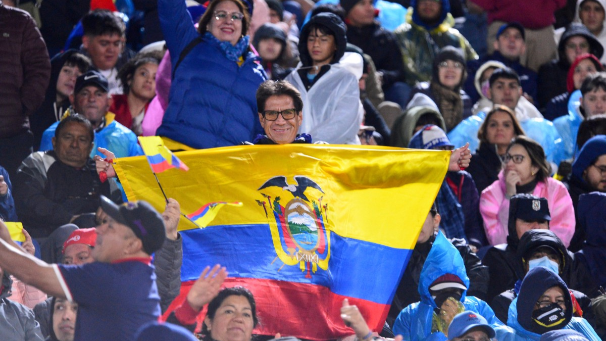 Los jugadores de Ecuador animan a su selección antes del partido de fútbol de las eliminatorias sudamericanas de la Copa Mundial de la FIFA 2026.