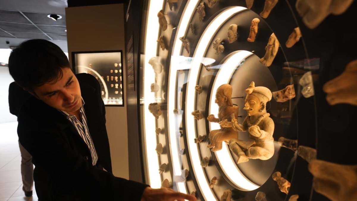 El Museo Plutarco Naranjo en Quito exhibe más de 2.100 piezas arqueológicas de culturas ancestrales.