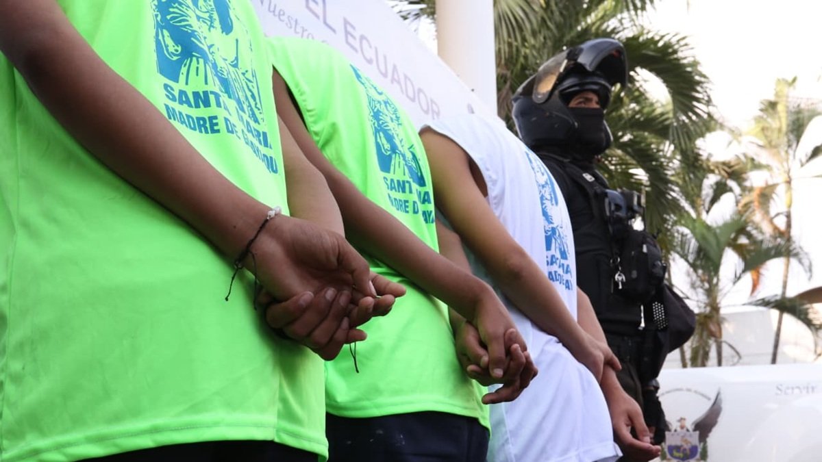 Tres estudiantes fueron detenidos con un arma en un colegio de Pascuales, en el norte de Guayaquil.